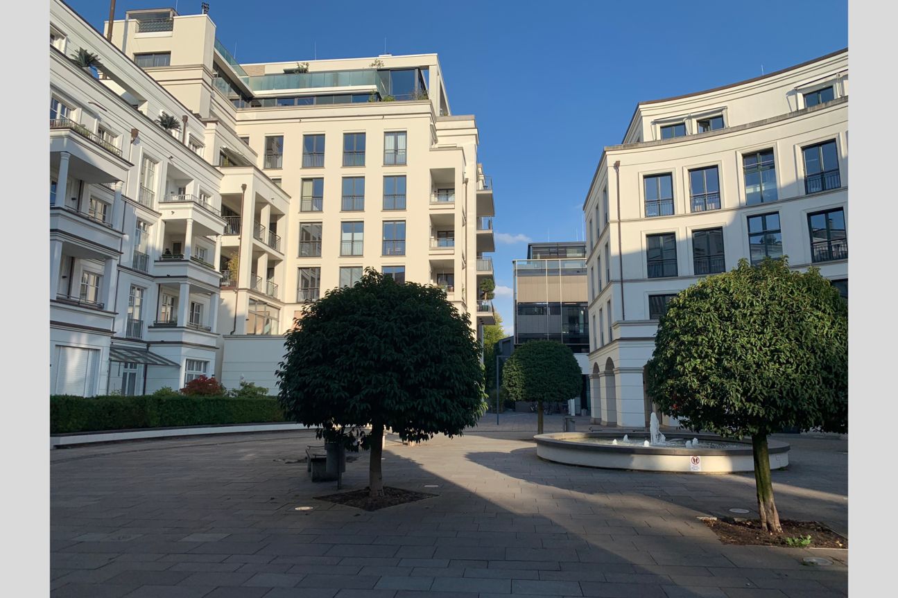 Kameravergleich, iPhone Xs, iPhone X, Galaxy S9 Plus, Pixel 2 Ein Innenhof bei Sonnenschein.