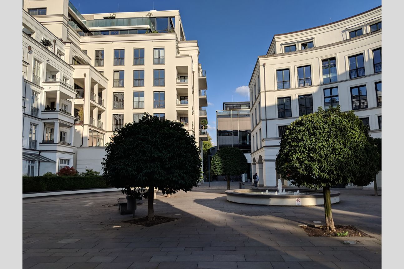 Kameravergleich, iPhone Xs, iPhone X, Galaxy S9 Plus, Pixel 2 Ein Innenhof bei Sonnenschein.