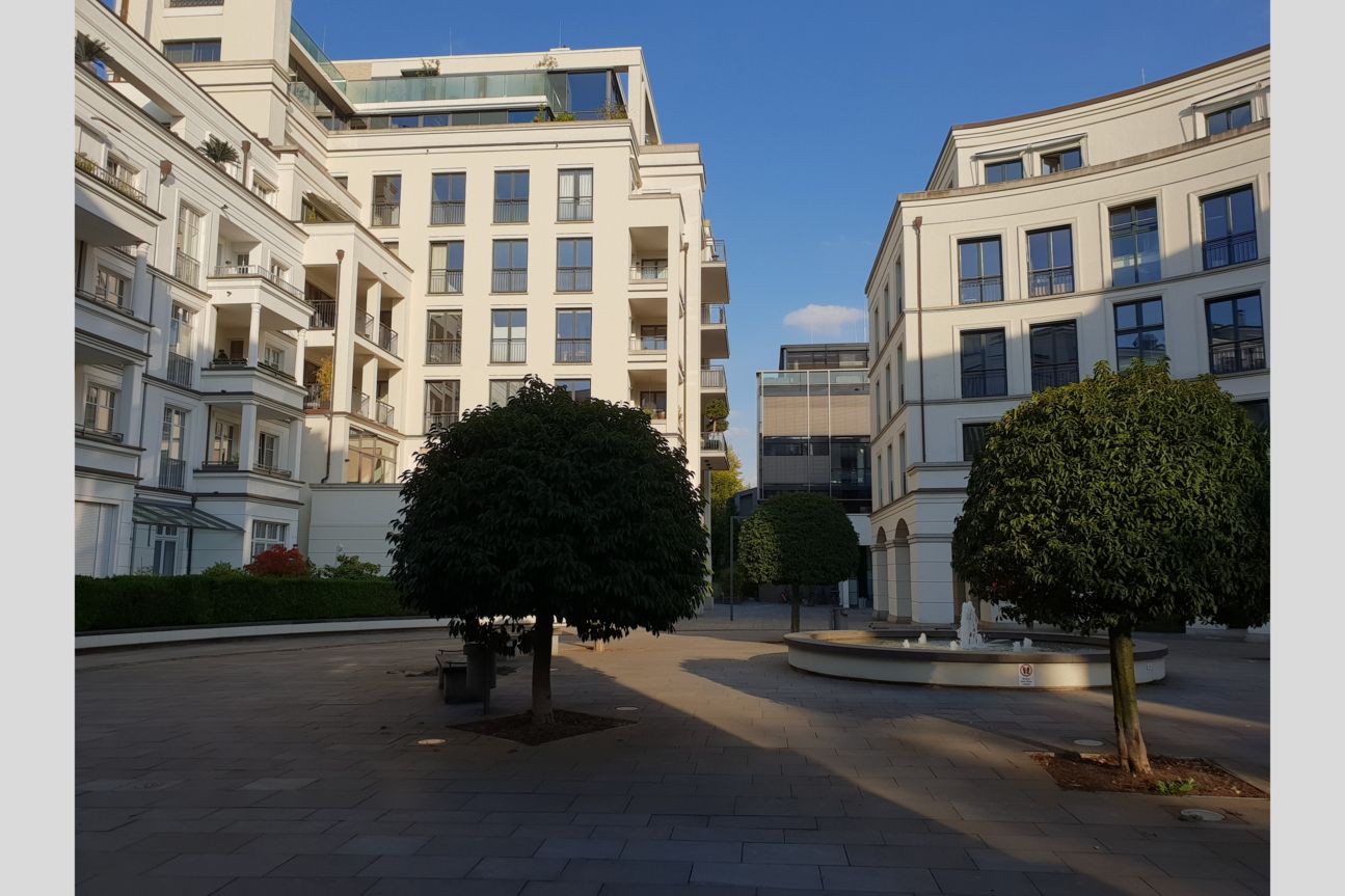 Kameravergleich, iPhone Xs, iPhone X, Galaxy S9 Plus, Pixel 2 Ein Innenhof bei Sonnenschein.