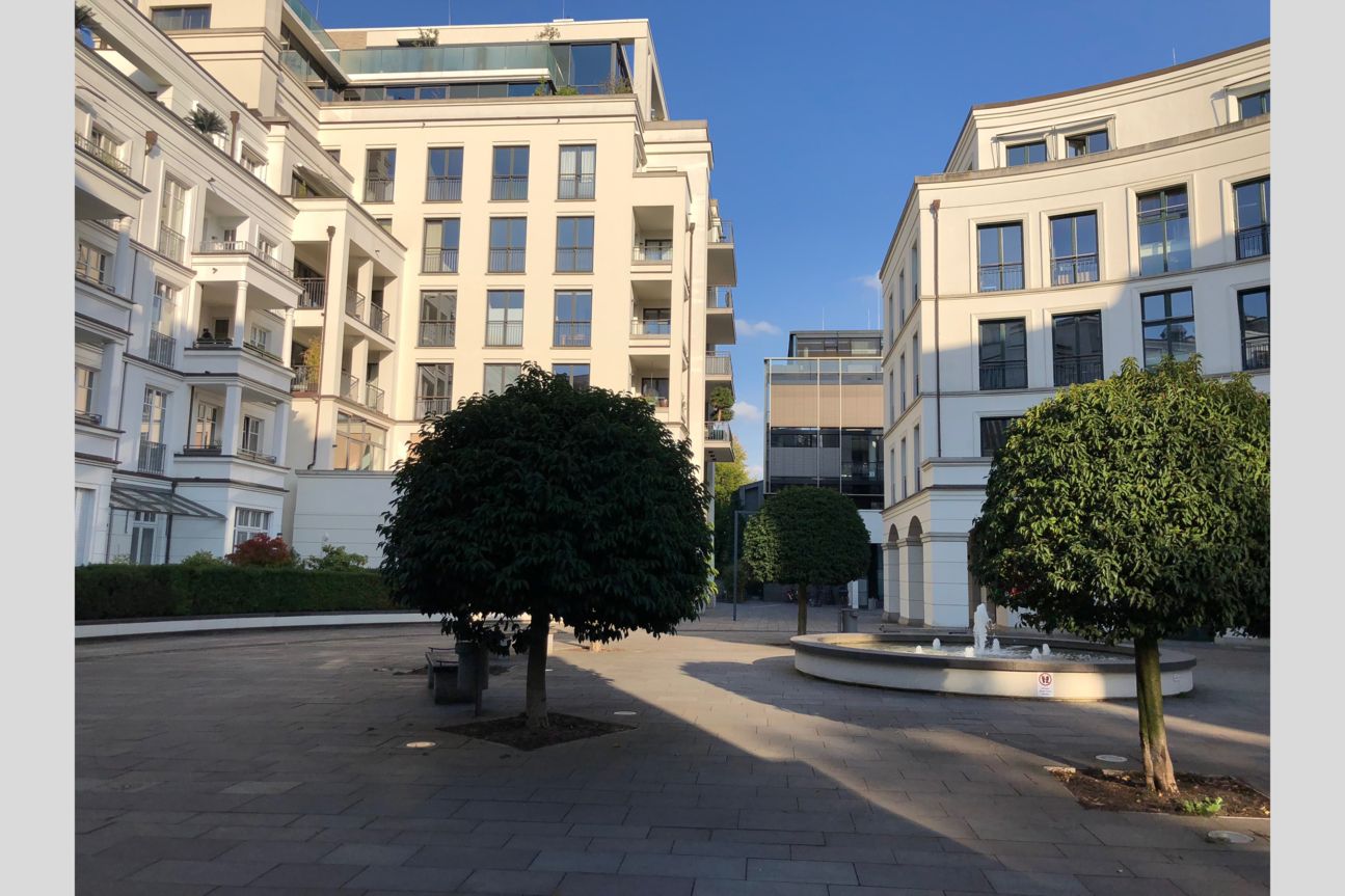 Kameravergleich, iPhone Xs, iPhone X, Galaxy S9 Plus, Pixel 2 Ein Innenhof bei Sonnenschein.