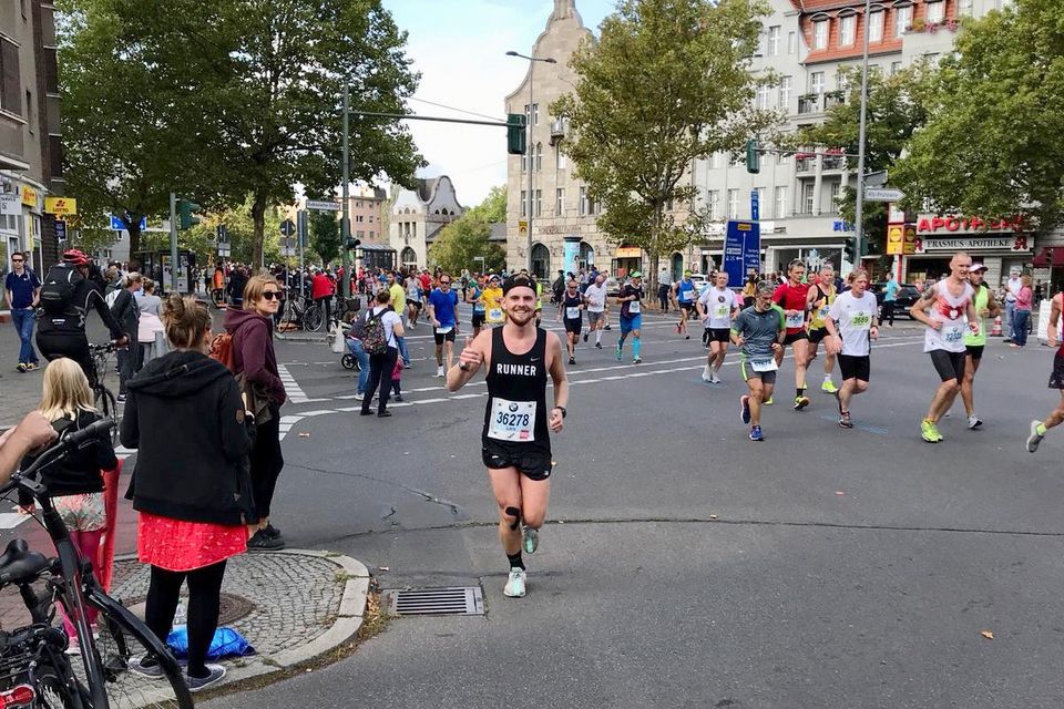 Lars Sonnemann läuft mit vielen durch Berlin