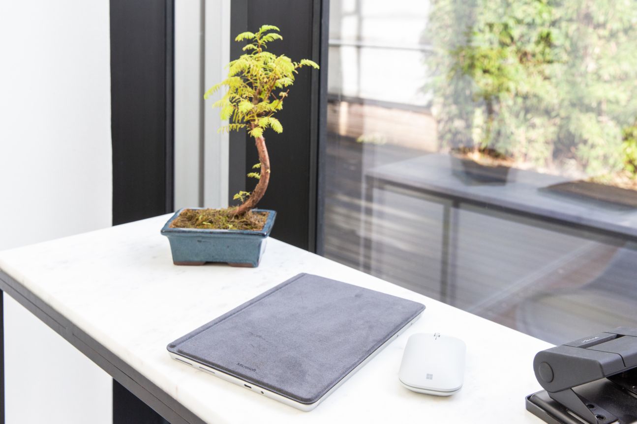 Microsoft Surface Go Tablet und Maus auf einem Tisch.