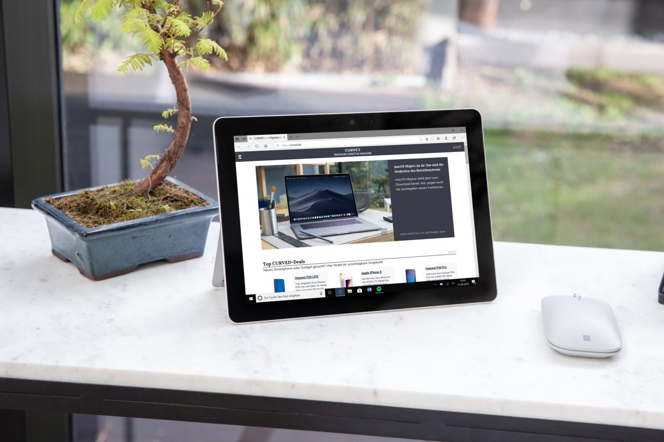 Microsoft Surface Go Ein Tablet steht auf einem Tisch.