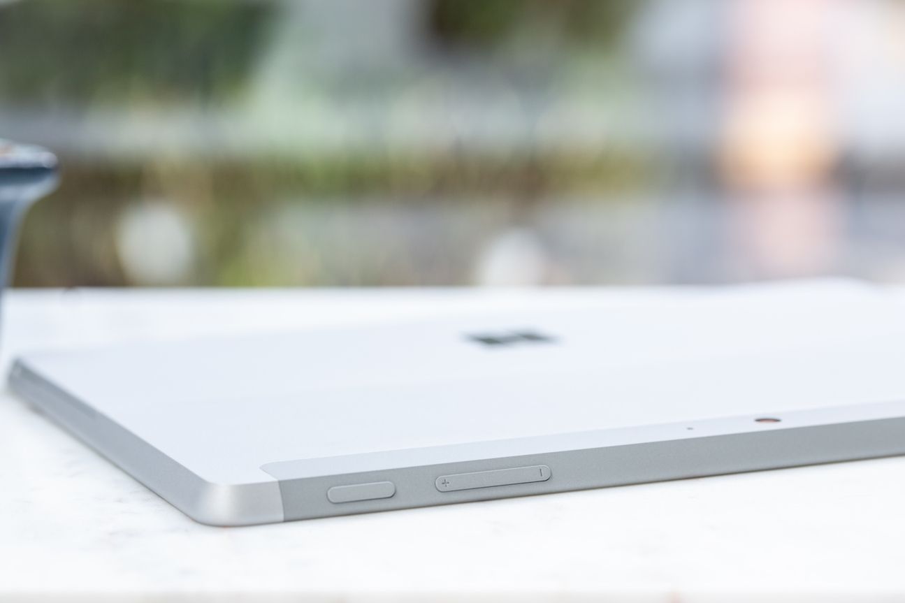 Microsoft Surface Go Ein Tablet liegt auf einem Tisch, Seitenansicht