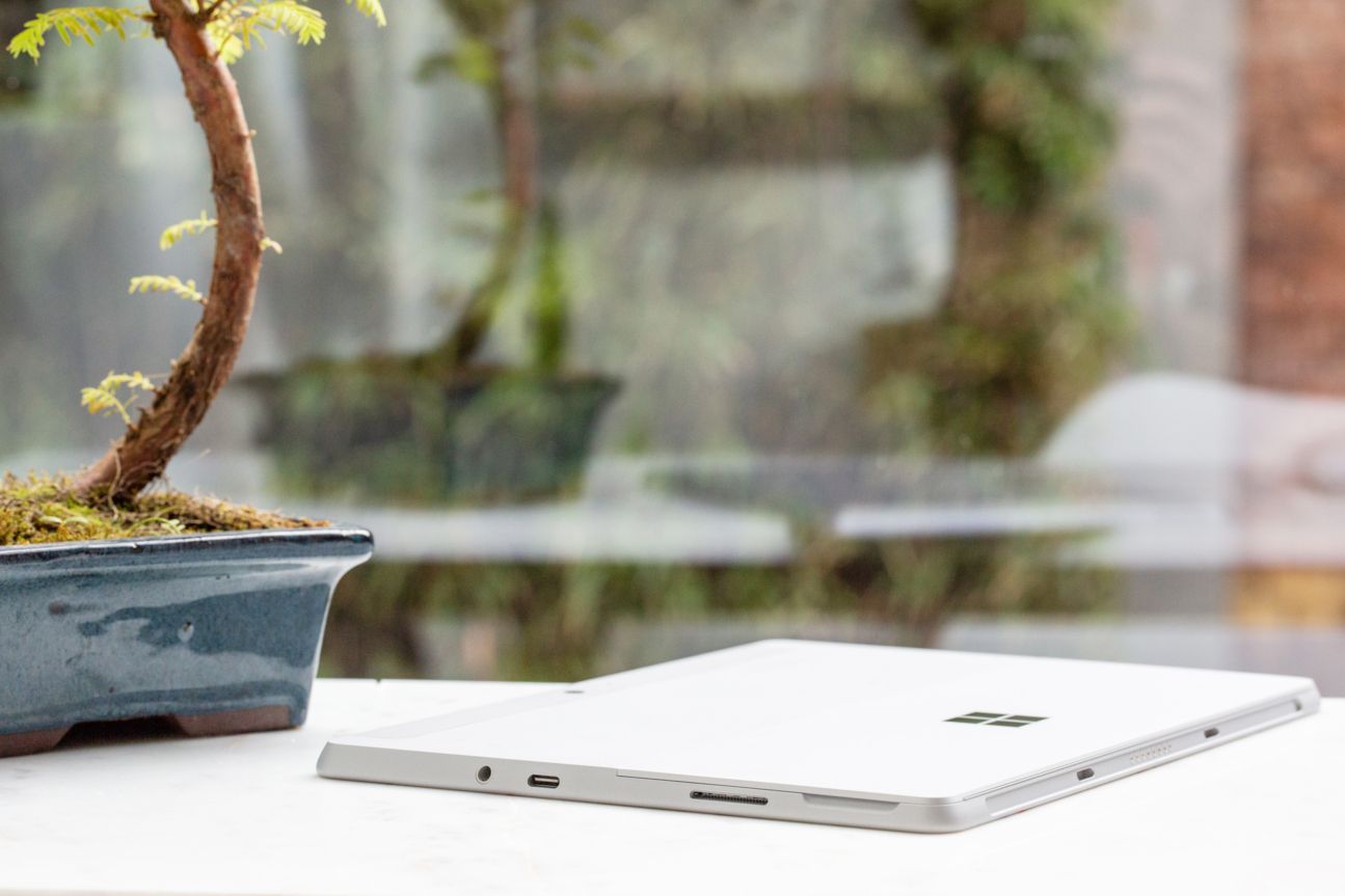 Microsoft Surface Go Ein Tablet liegt auf einem Tisch, Seitenansicht