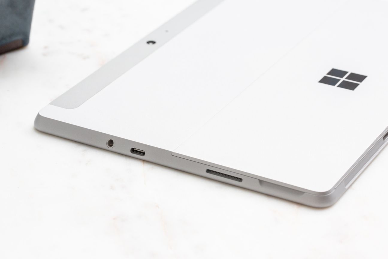 Microsoft Surface Go Anschlüsse von einem Tablet.