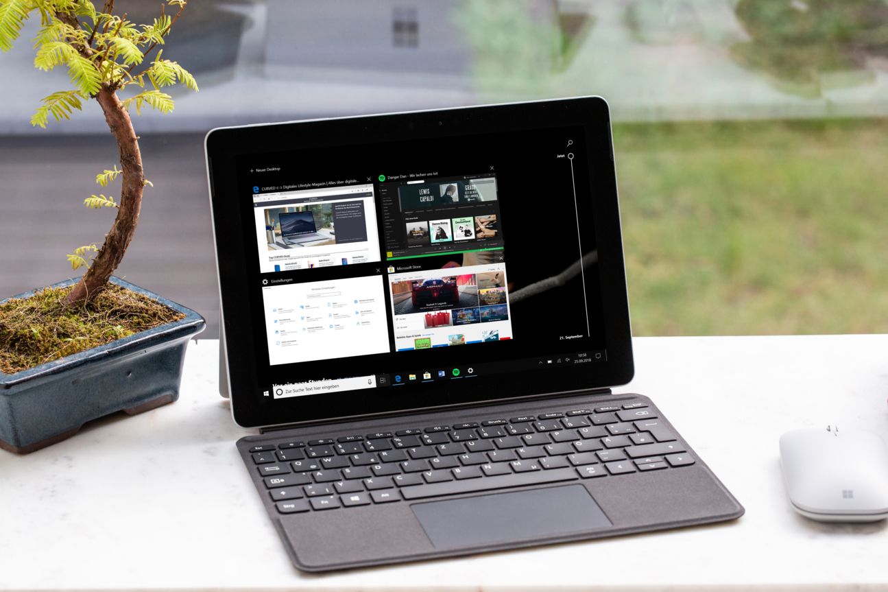 Microsoft Surface Go Notebook auf einem Tisch.