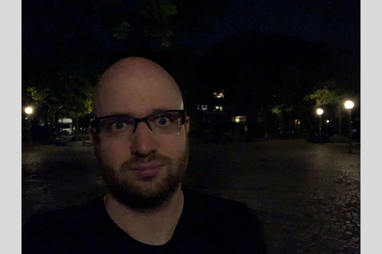 Kameravergleich, iPhone Xs, iPhone X, Galaxy S9 Plus, Pixel 2 Porträt von Mann mit Glatze und Bart