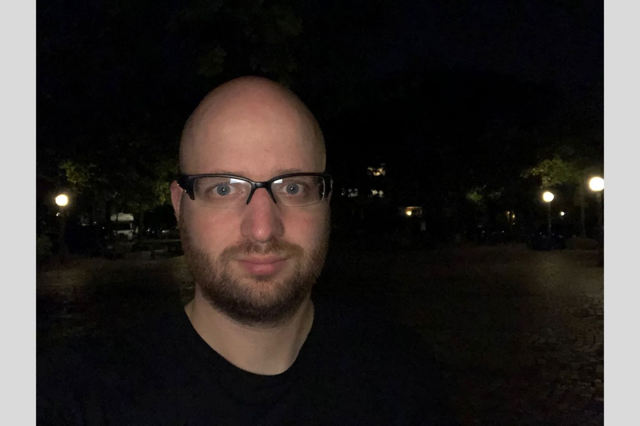 Kameravergleich, iPhone Xs, iPhone X, Galaxy S9 Plus, Pixel 2 Porträt von Mann mit Glatze und Bart