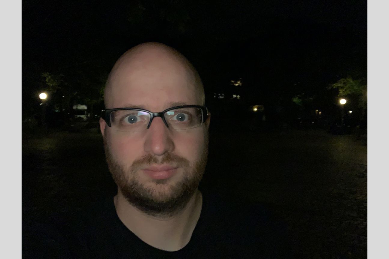 Kameravergleich, iPhone Xs, iPhone X, Galaxy S9 Plus, Pixel 2 Porträt von Mann mit Glatze und Bart