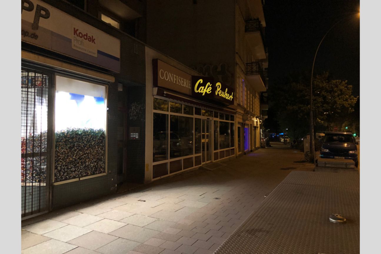 Kameravergleich, iPhone Xs, iPhone X, Galaxy S9 Plus, Pixel 2 Schaufenster bei Nacht