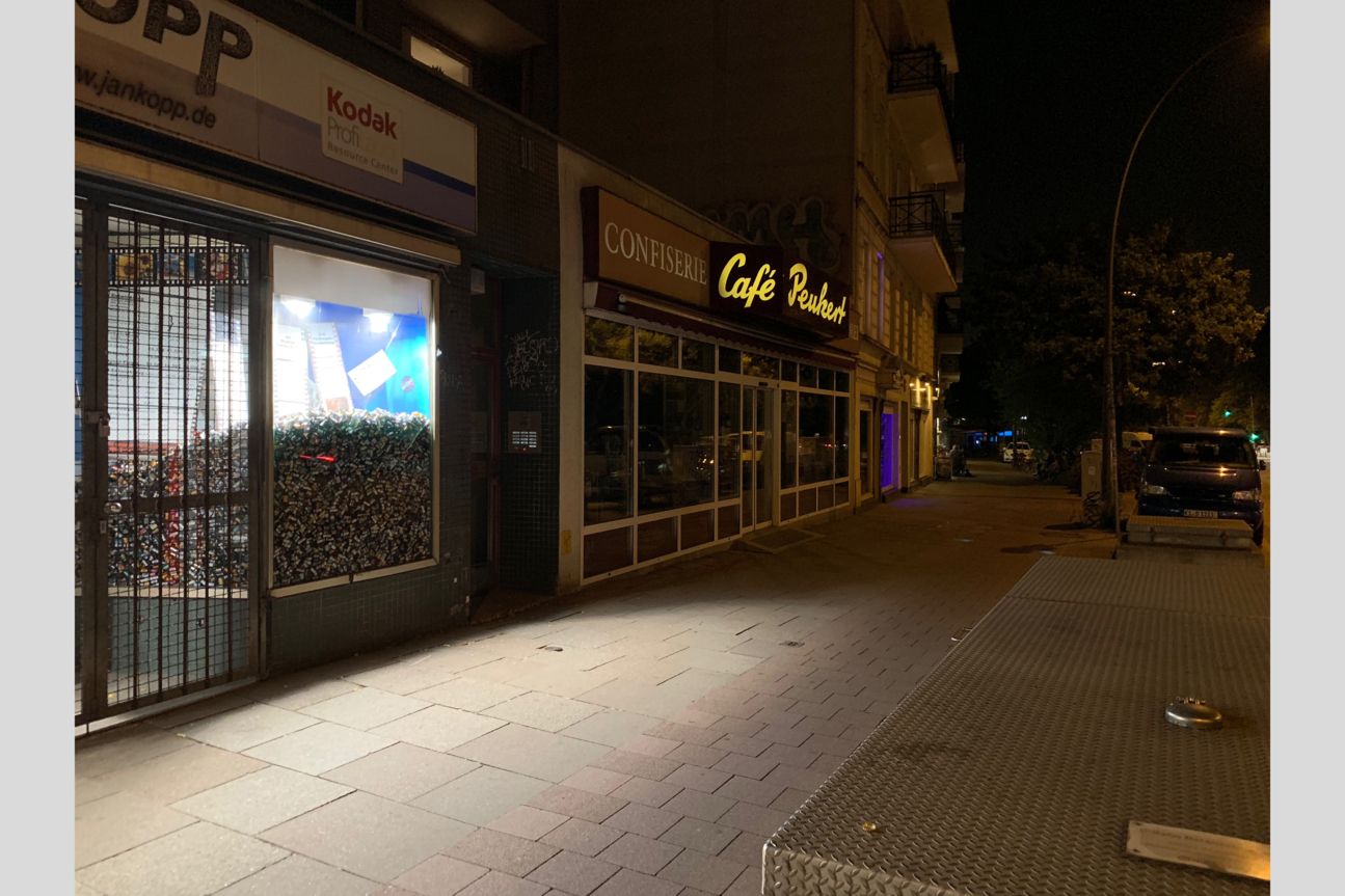Kameravergleich, iPhone Xs, iPhone X, Galaxy S9 Plus, Pixel 2 Schaufenster bei Nacht