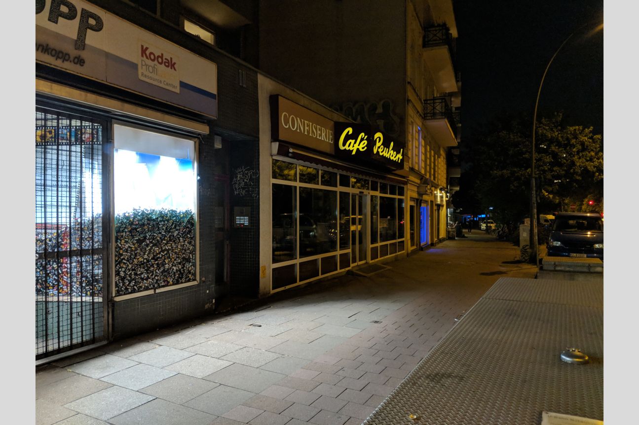 Kameravergleich, iPhone Xs, iPhone X, Galaxy S9 Plus, Pixel 2 Schaufenster bei Nacht