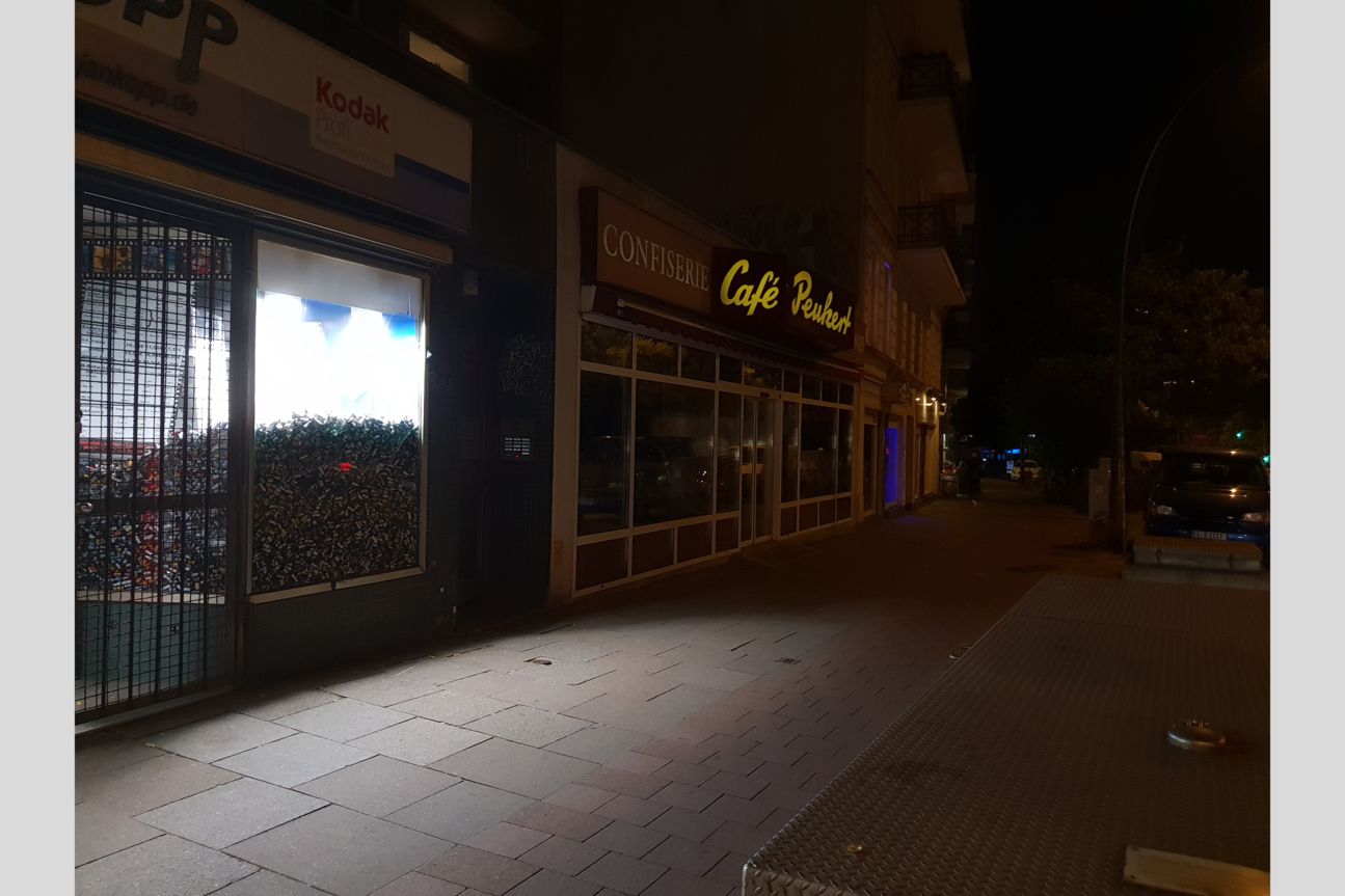Kameravergleich, iPhone Xs, iPhone X, Galaxy S9 Plus, Pixel 2 Schaufenster bei Nacht