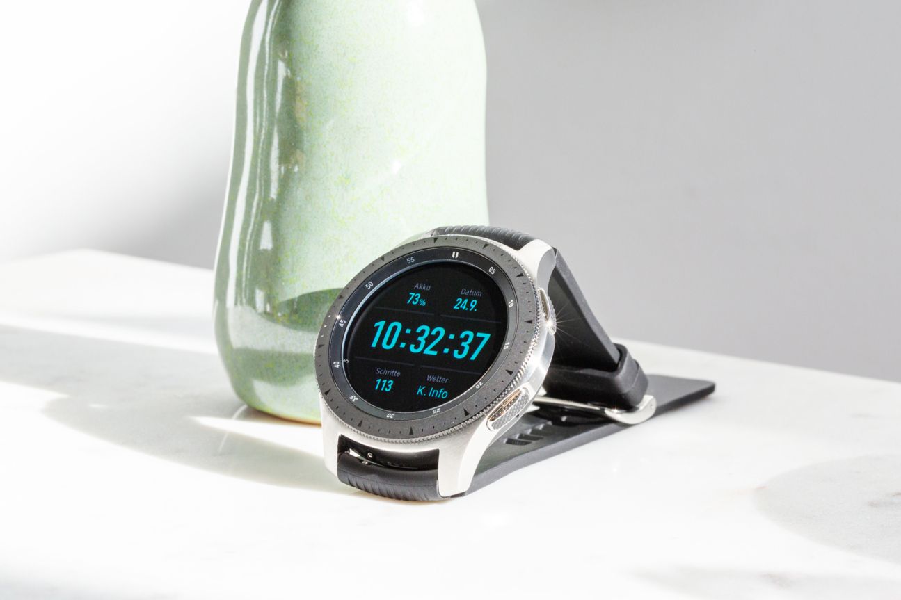 Samsung Galaxy Watch Samsung Galaxy Watch auf dem Tisch vor einer Vase