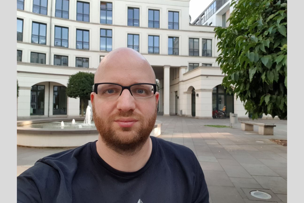 Kameravergleich, iPhone Xs, iPhone X, Galaxy S9 Plus, Pixel 2 Porträt von Mann mit Glatze und Bart