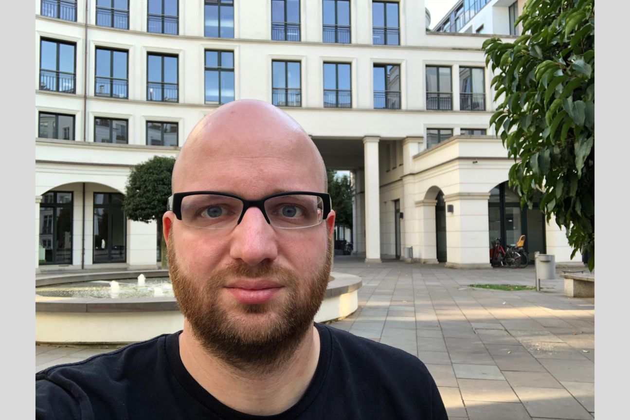 Kameravergleich, iPhone Xs, iPhone X, Galaxy S9 Plus, Pixel 2 Porträt von Mann mit Glatze und Bart