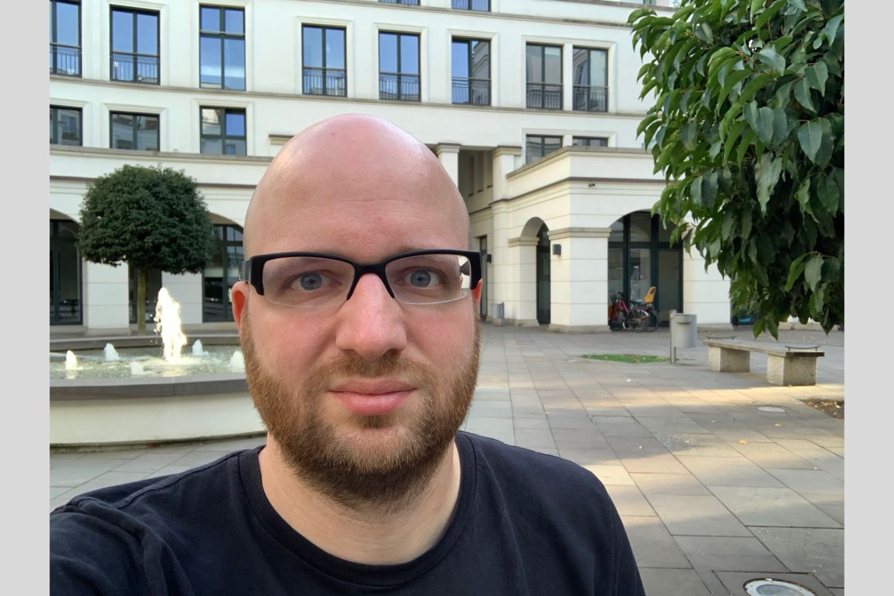 Kameravergleich, iPhone Xs, iPhone X, Galaxy S9 Plus, Pixel 2 Porträt von Mann mit Glatze und Bart