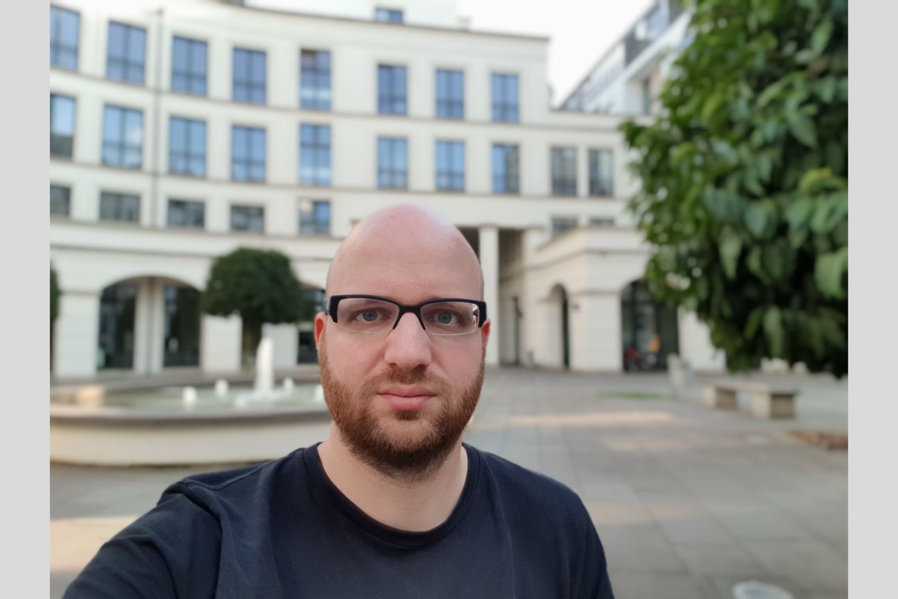 Kameravergleich, iPhone Xs, iPhone X, Galaxy S9 Plus, Pixel 2 Porträt von Mann mit Glatze und Bart