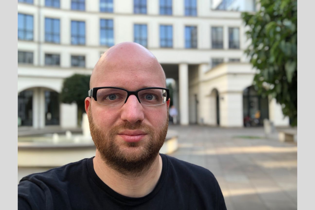 Kameravergleich, iPhone Xs, iPhone X, Galaxy S9 Plus, Pixel 2 Porträt von Mann mit Glatze und Bart