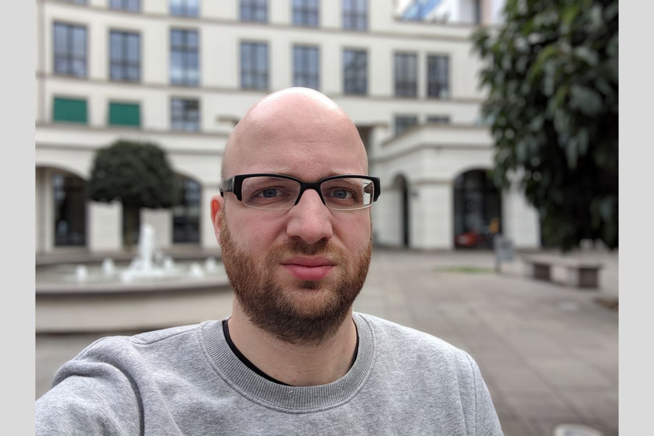 Selfie Bokeh Google Pixel 2 Mann mit Glatze und Bart