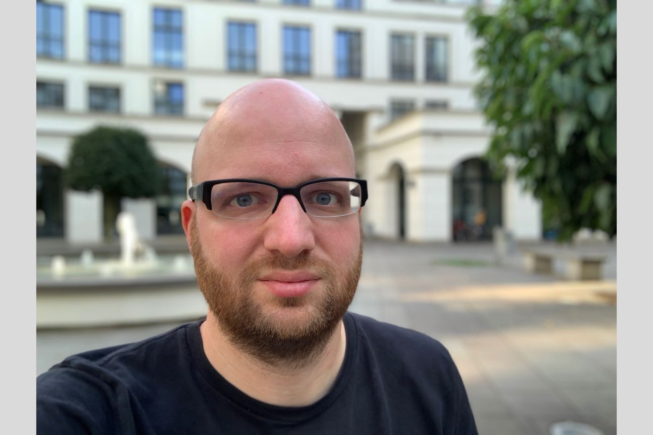 Kameravergleich, iPhone Xs, iPhone X, Galaxy S9 Plus, Pixel 2 Porträt von Mann mit Glatze und Bart