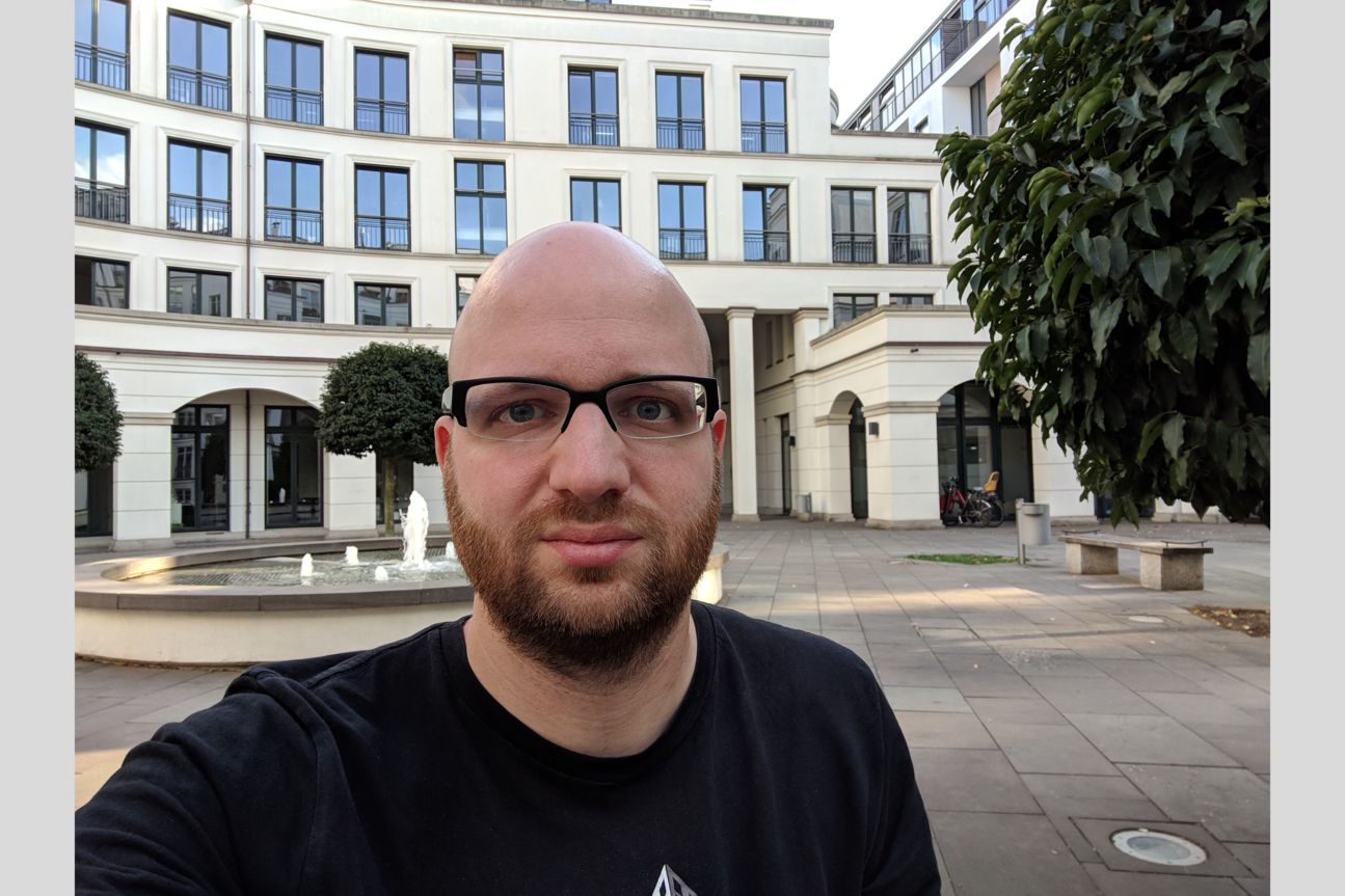 Kameravergleich, iPhone Xs, iPhone X, Galaxy S9 Plus, Pixel 2 Porträt von Mann mit Glatze und Bart