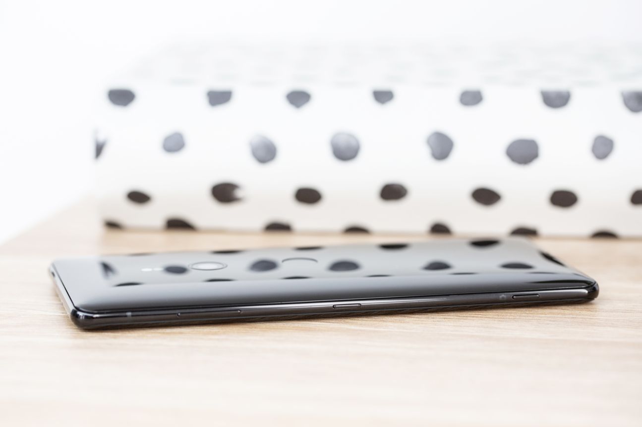 Sony Xperia XZ3 Sonys Xperia XZ3 auf einem Tisch liegend