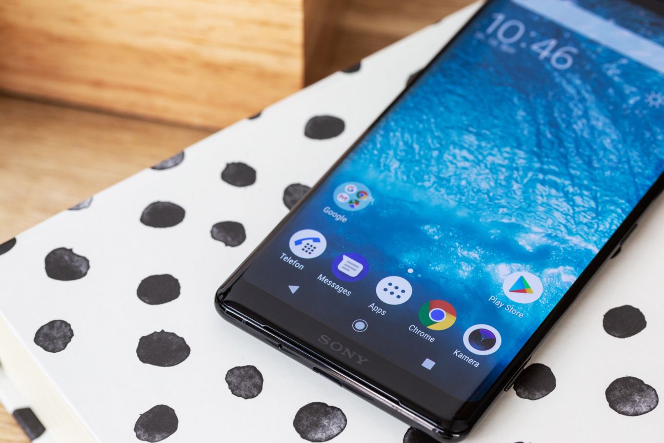 Sony Xperia XZ3 Sonys Xperia XZ3 auf einem Tisch liegend