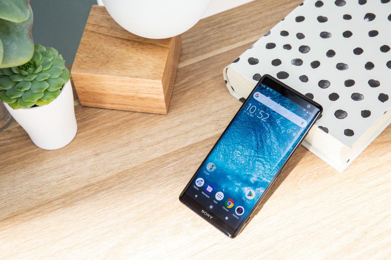 Sony Xperia XZ3 Sonys Xperia XZ3 auf einem Tisch liegend