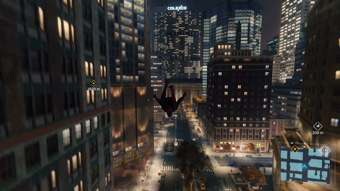 Spider-Man schwingt sich bei Nacht durch Manhattan