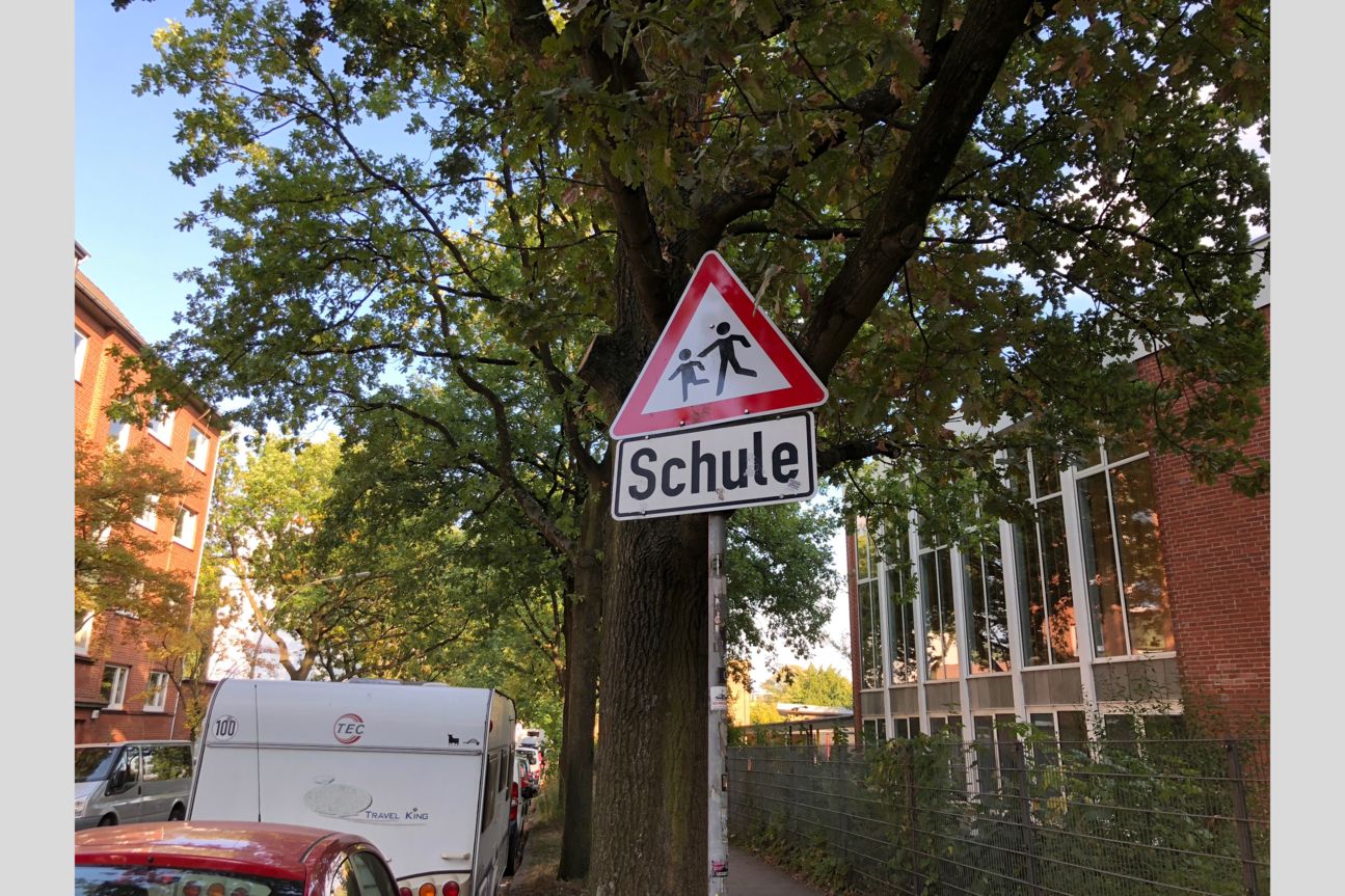 Kameravergleich, iPhone Xs, iPhone X, Galaxy S9 Plus, Pixel 2 Straßenschild