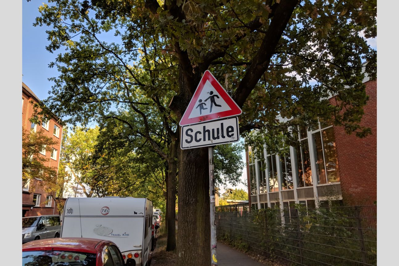 Kameravergleich, iPhone Xs, iPhone X, Galaxy S9 Plus, Pixel 2 Straßenschild