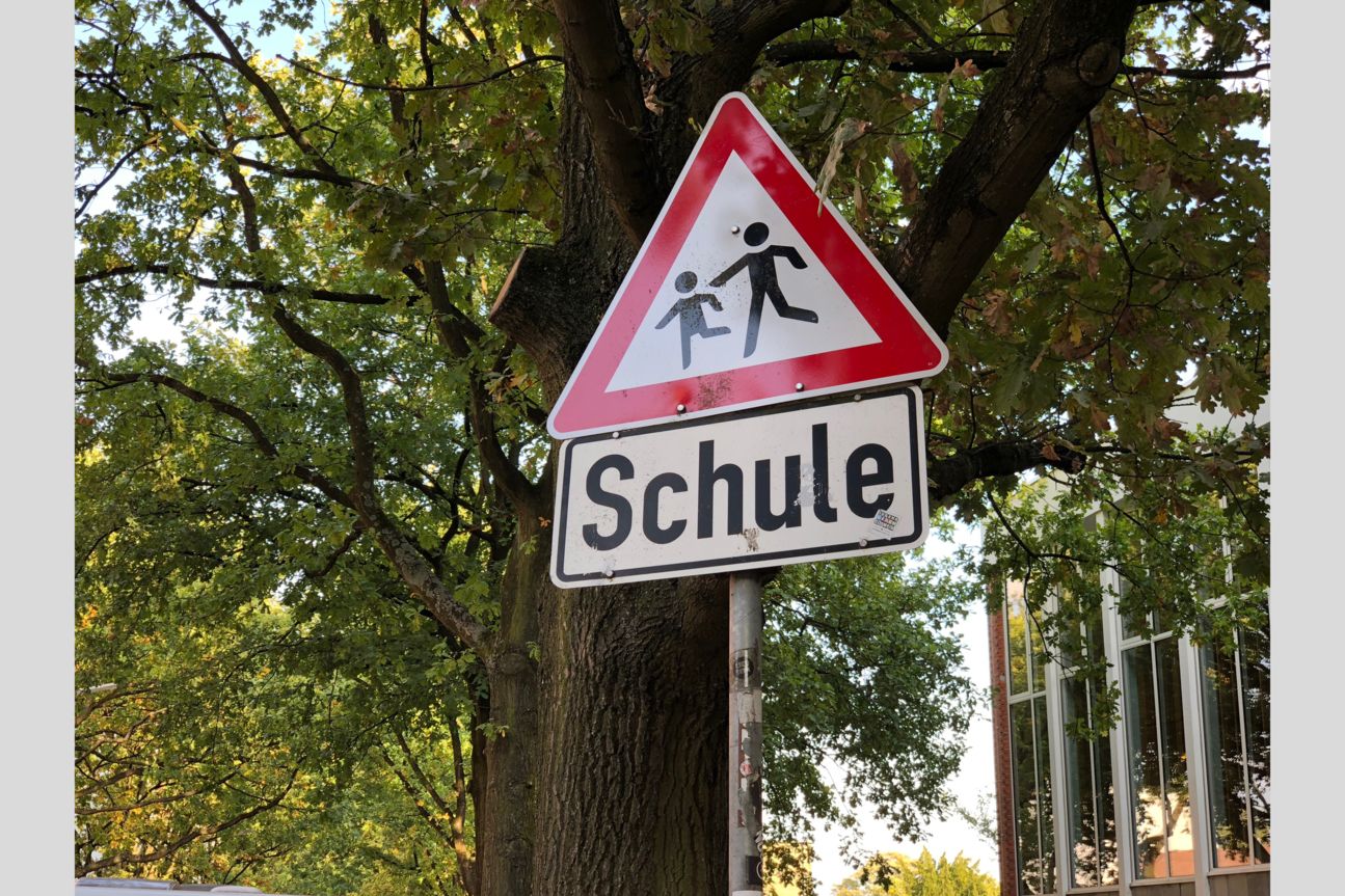 Kameravergleich, iPhone Xs, iPhone X, Galaxy S9 Plus, Pixel 2 Straßenschild