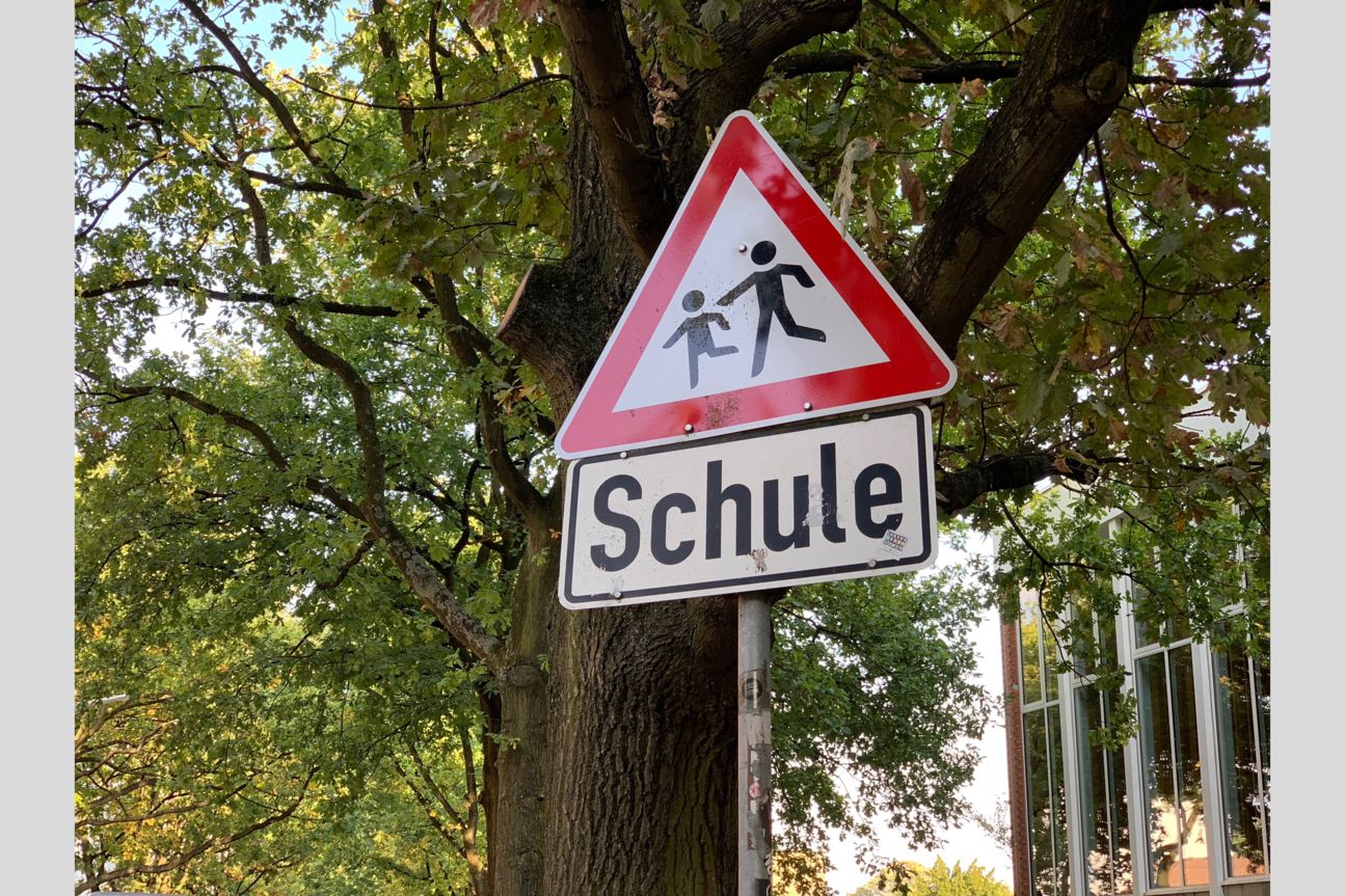 Kameravergleich, iPhone Xs, iPhone X, Galaxy S9 Plus, Pixel 2 Straßenschild