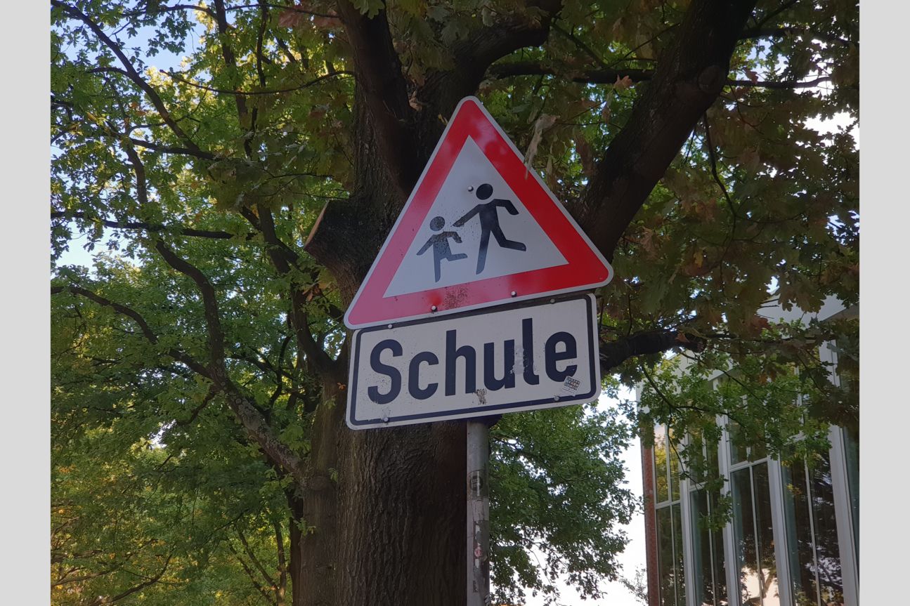 Kameravergleich, iPhone Xs, iPhone X, Galaxy S9 Plus, Pixel 2 Straßenschild