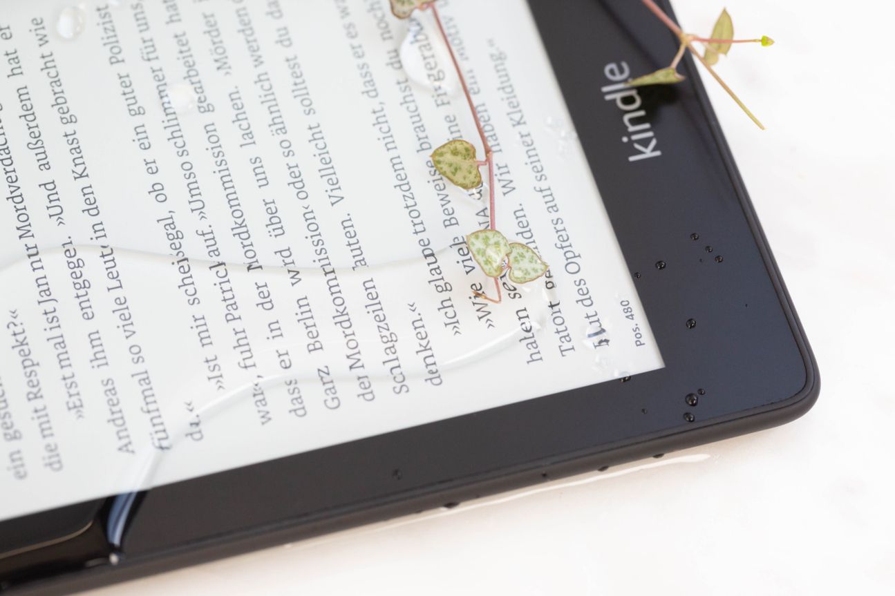 Amazon Kindle Paperwhite Der KIndle Paperwhite mit Wasser auf dem Display.