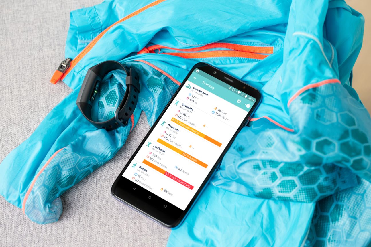 Fitbit Charge 3 App Das Fitbit Charge 3 neben dem Smartphone mit der Fitbit-App