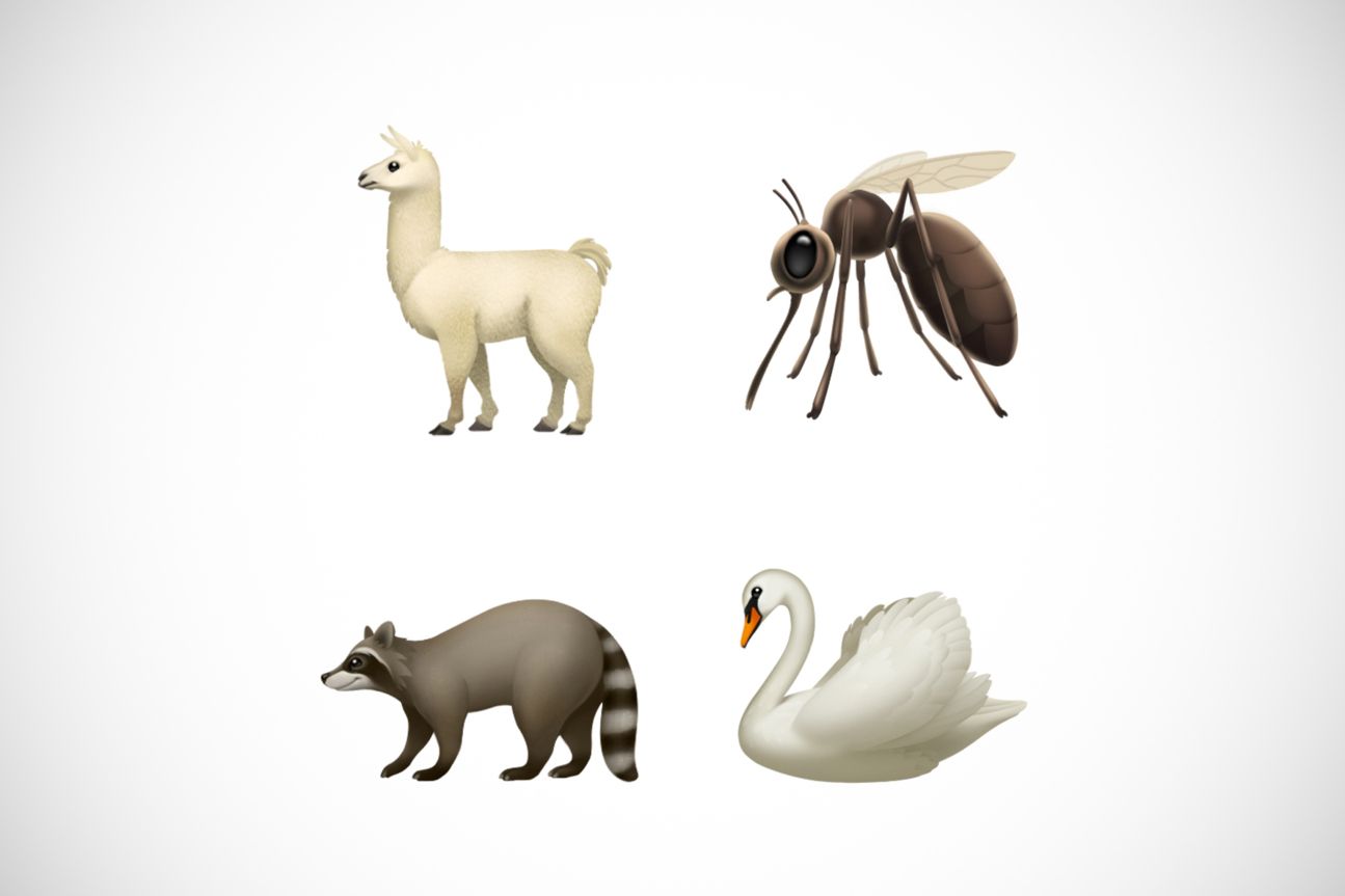 Die Emojis Lama, Moskito, Waschbär und Schwan vor weißem Hintergrund.