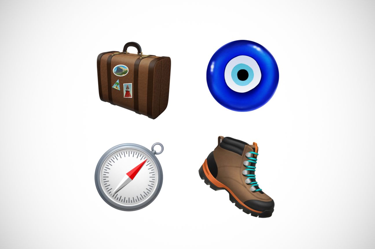 Die Emojis Gepäck, Wanderschuh, Kompass und Nazar-Amulett vor weißem Hintergrund.