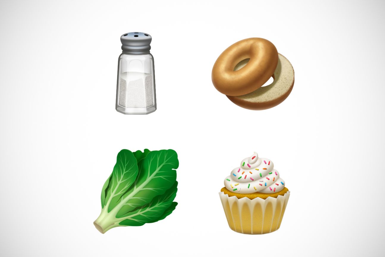 Die Emojis Salz, Bagel, Kopfsalat und Cupcake-Emoji vor weißem Hintergrund