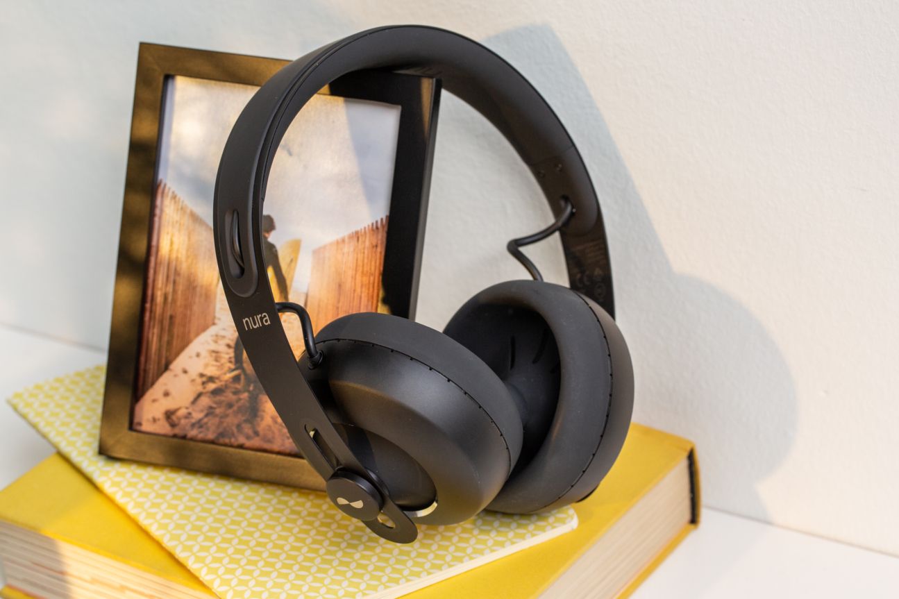 NURA Headphones Kopfhörer auf Tisch