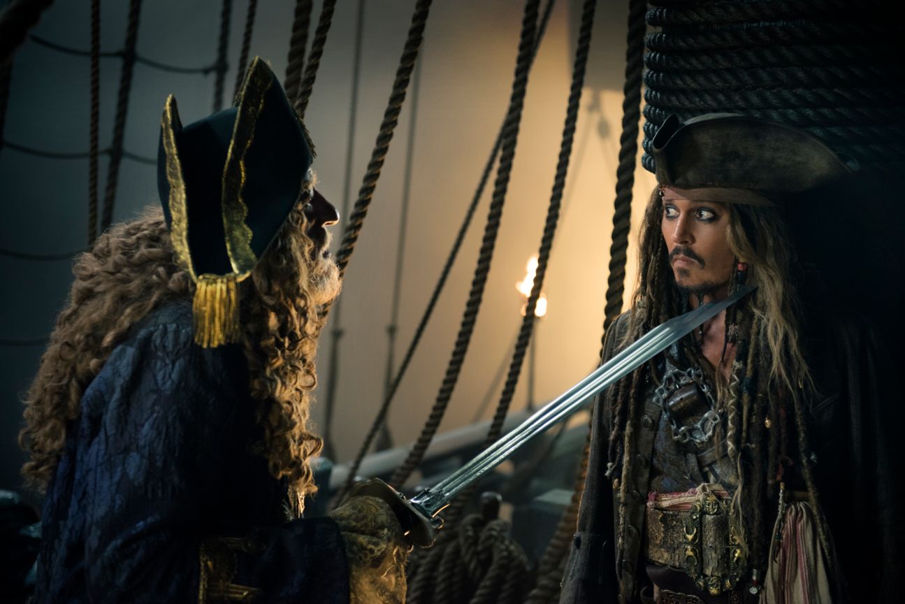 Barbossa (Geoffrey Rush, links) und Jack (Johnny Depp)