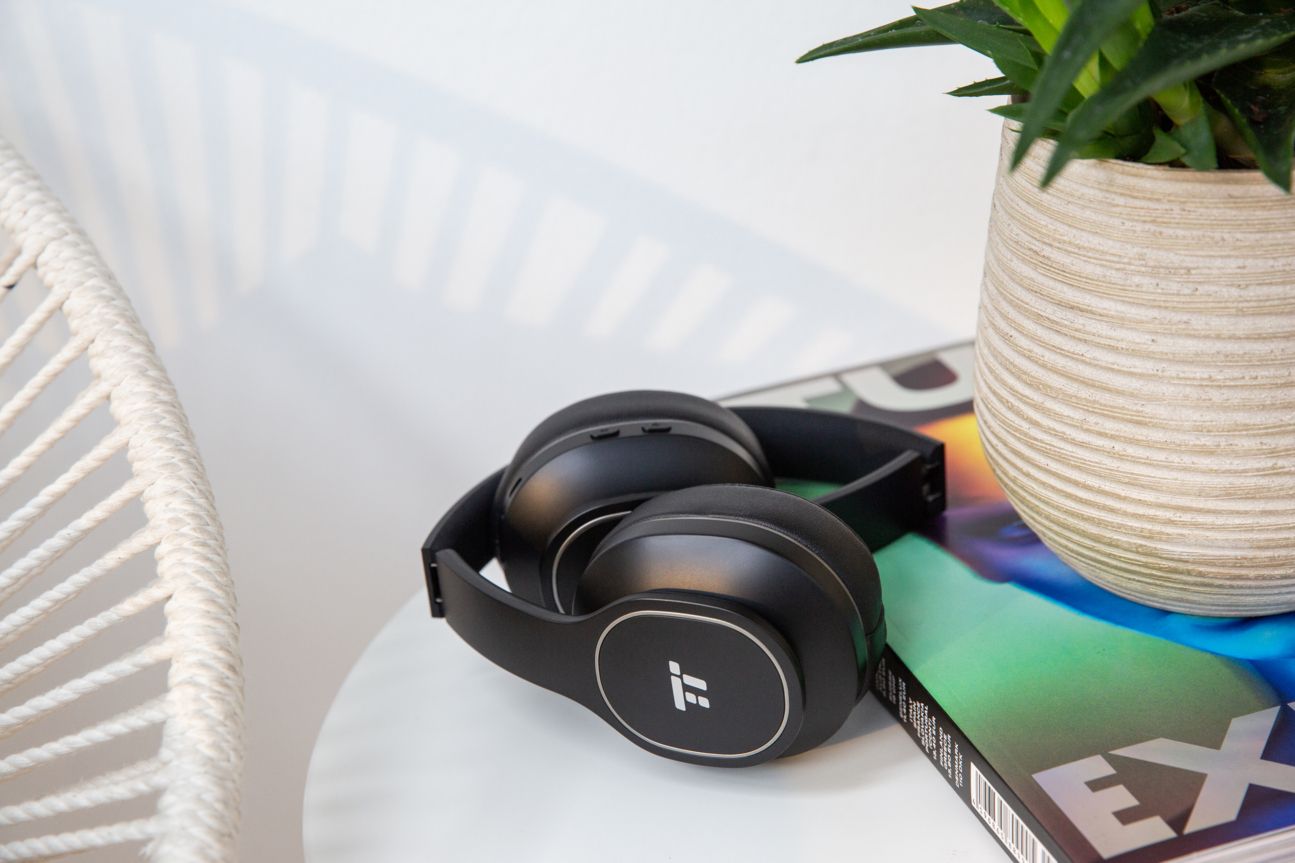 TaoTronics BH047 Der Der TaoTronics TT-BH047 mit eingeklappten Bügeln