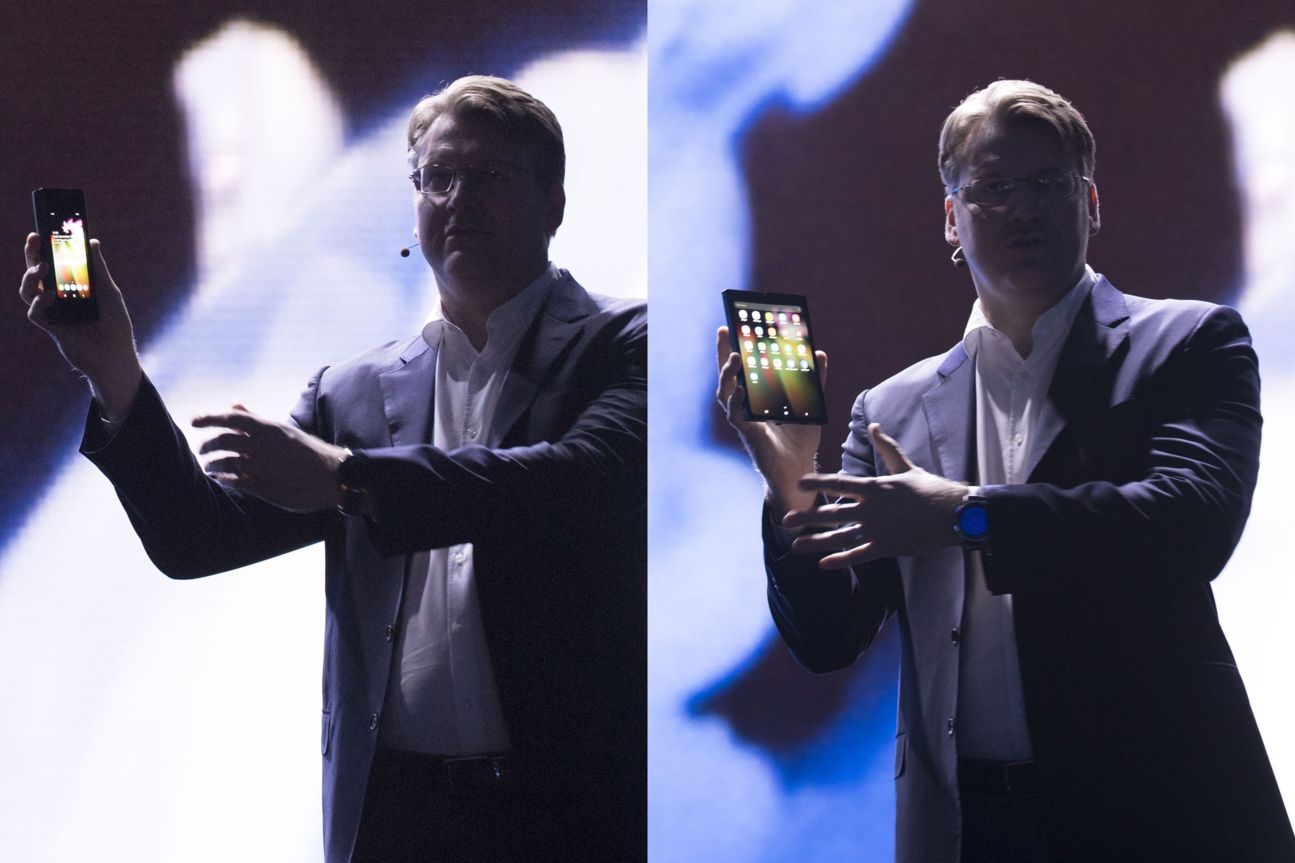 Die meisten Hersteller dürften an einem Falt-Smartphone arbeiten, das zu einem Tablet wird (Bild: Samsungs flexibles Display)