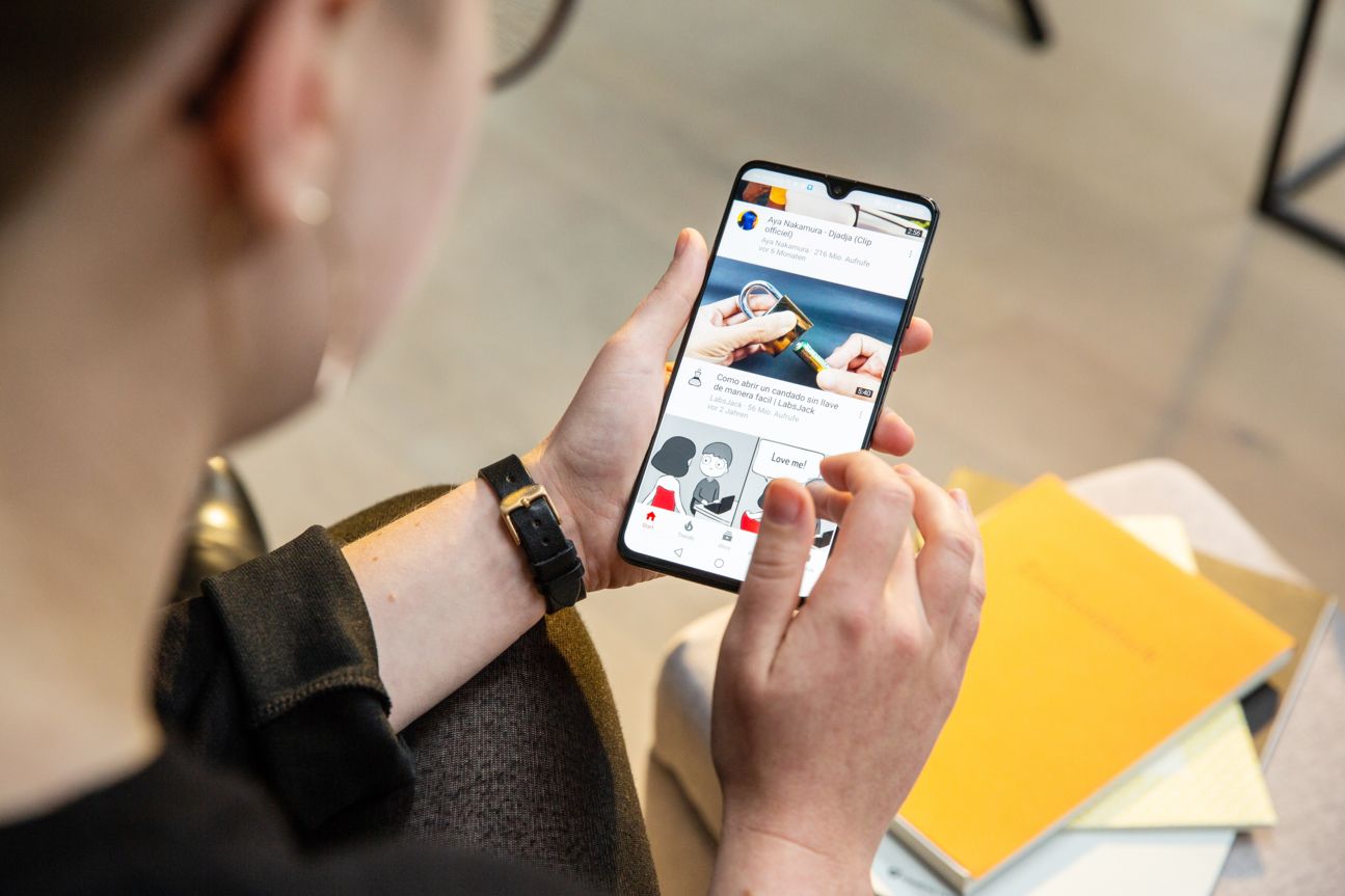Mit seinen 6,5 Zoll erfordert das Huawei Mate 20 schon beide Hände zur Bedienung.