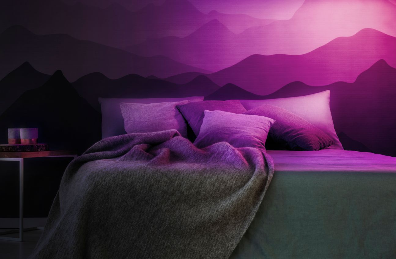 Eve Light Strip Eve Light Strip sorgt für lila Licht über dem Bett