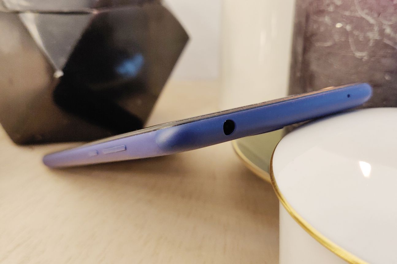 Nokia 3.1 liegendes Smartphone von der Seite