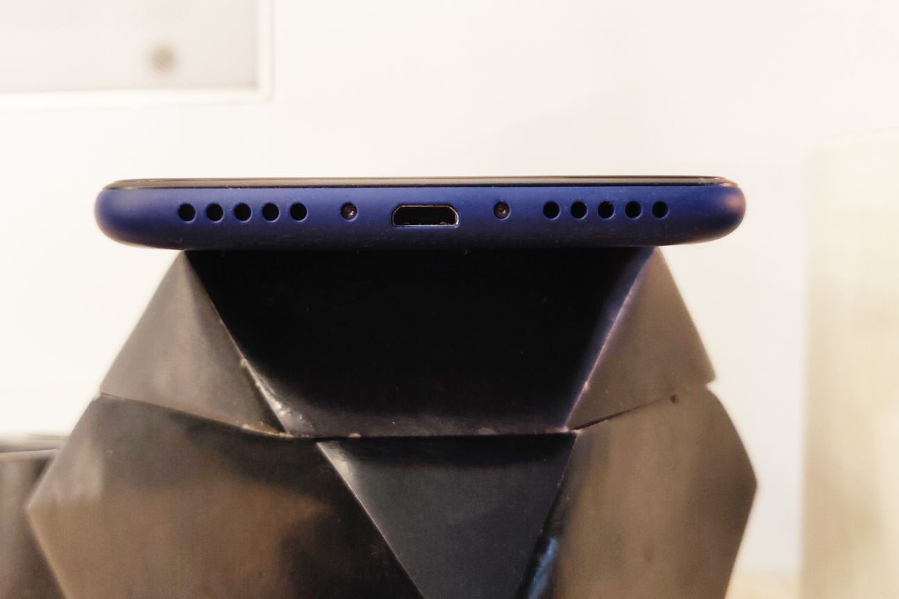 Nokia 3.1 liegendes Smartphone von der Seite