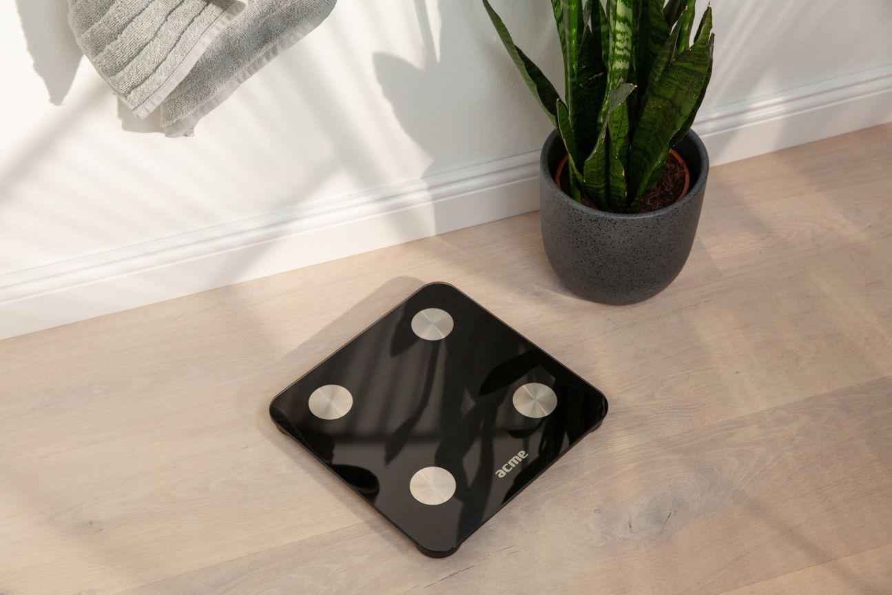 Die schwarze Körperanalyse-Waage von ACME